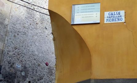 Placa de la calle Capellán Moreno, en Cuenca. Placa de la calle Capellán Moreno, en Cuenca.
