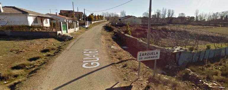 Zarzuela de Jadraque lleva 11 días sin teléfono fijo por una avería y ha registrado 14 robos en viviendas y garajes: Zarzuela de Jadraque, sin teléfono fijo y con una oleada de robos Zarzuela de Jadraque lleva 11 días sin teléfono fijo por una avería y ha registrado 14 robos en viviendas y garajes: Zarzuela de Jadraque, sin teléfono fijo y con una oleada de robos