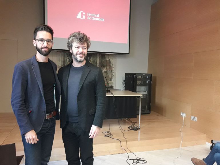 El director Pablo Heras-Casado (d) junto al reponsable del rediseño del logo del Festival Internacional de Música y Danza de Granada El director Pablo Heras-Casado (d) junto al reponsable del rediseño del logo del Festival Internacional de Música y Danza de Granada