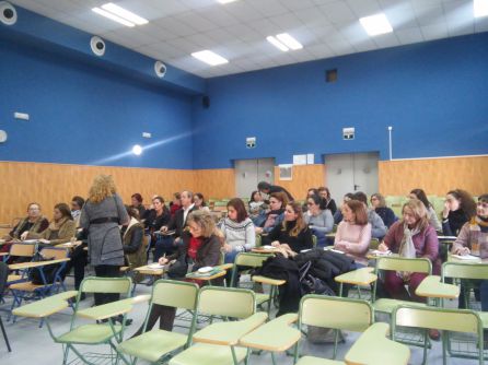 Juani Vílchez explica alguno de los pormenores del programa a los asistentes Juani Vílchez explica alguno de los pormenores del programa a los asistentes