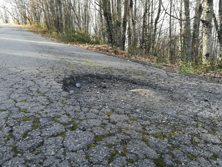 Imagen de uno de los baches más peligrosos de la vía. Imagen de uno de los baches más peligrosos de la vía.