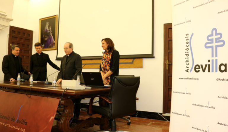 El arzobispo, Juan José Asenjo, ha presidido la presentación del proyecto 'Siempre Adelante' El arzobispo, Juan José Asenjo, ha presidido la presentación del proyecto 'Siempre Adelante'