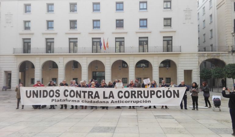 Un momento de la cacerolada convocada durante el pleno ordinario de enero. Un momento de la cacerolada convocada durante el pleno ordinario de enero.