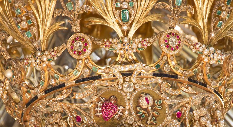 Detalle de la corona de la Virgen de las Angustias, realizada por la familia Marabini en Madrid en 1913 Detalle de la corona de la Virgen de las Angustias, realizada por la familia Marabini en Madrid en 1913