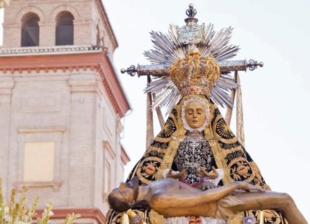 La Virgen de las Angustias, con la corona de coronación, durante la salida extraordinaria de 2017 La Virgen de las Angustias, con la corona de coronación, durante la salida extraordinaria de 2017