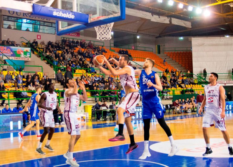 Una gran segunda mitad del Club Ourense Baloncesto, le lleva a la quinta victoria consecutiva en el Pazo, frente al Sammic por 77 a 65 Una gran segunda mitad del Club Ourense Baloncesto, le lleva a la quinta victoria consecutiva en el Pazo, frente al Sammic por 77 a 65