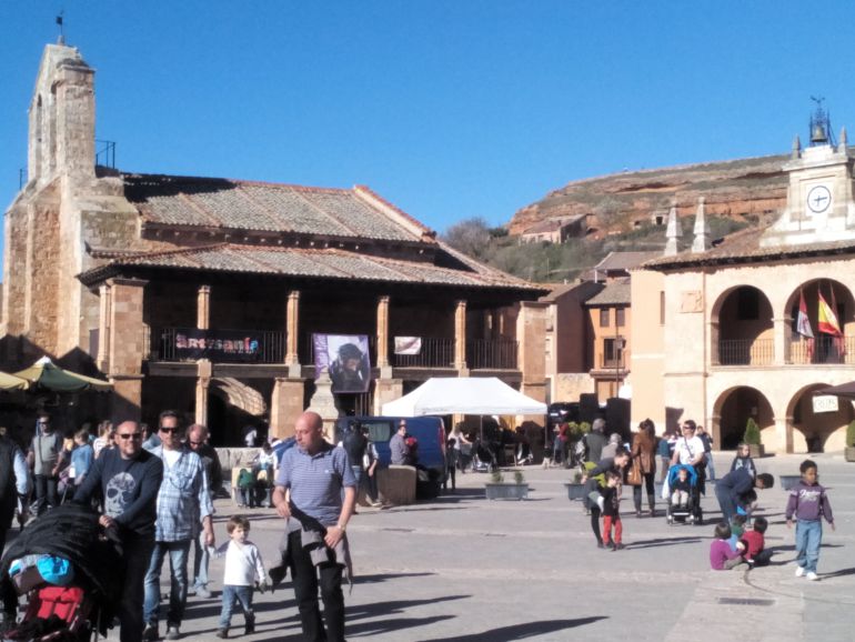 Turistas en la Plaza Mayor de Ayllón Turistas en la Plaza Mayor de Ayllón