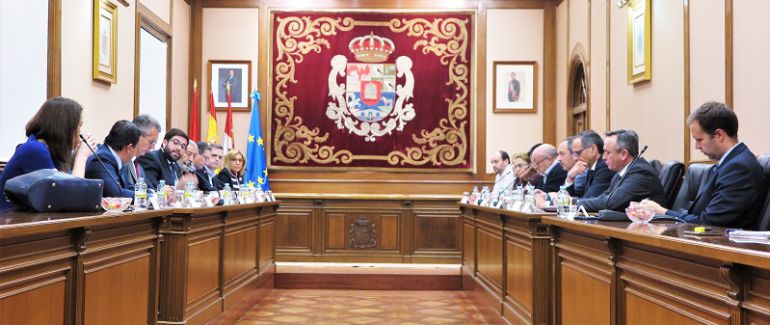 La reunión se ha celebrado en el Salón de Plenos de la Diputación Provincial y han asistido representantes de la administración local y de las plataformas en defensa del ferrocarril La reunión se ha celebrado en el Salón de Plenos de la Diputación Provincial y han asistido representantes de la administración local y de las plataformas en defensa del ferrocarril