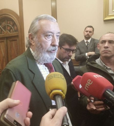 Julio Gómez-Pomar atiende a los periodistas al finalizar la reunión con las Plataformas en defensa del Ferrocarril Julio Gómez-Pomar atiende a los periodistas al finalizar la reunión con las Plataformas en defensa del Ferrocarril