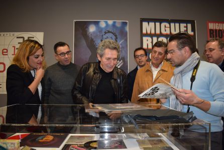 Exposición “Miguel Ríos: Memorias de un Ser Humano”, de Alfonso Carrasco, en la UMH Exposición “Miguel Ríos: Memorias de un Ser Humano”, de Alfonso Carrasco, en la UMH