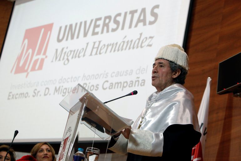El cantante,compositor y productor musical, Miguel Ríos,durante su discurso en la investidura Doctor Honoris Causa por la Universidad Miguel Hernández de Elche El cantante,compositor y productor musical, Miguel Ríos,durante su discurso en la investidura Doctor Honoris Causa por la Universidad Miguel Hernández de Elche