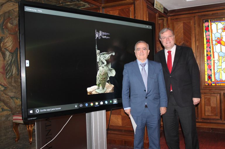 El alcalde y el empresario leonés Acacio Rodríguez junto a una imagen de la escultura El alcalde y el empresario leonés Acacio Rodríguez junto a una imagen de la escultura
