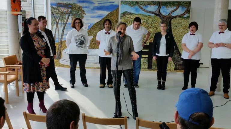 La alcaldesa de Viveiro, Maria Loureiro, con el grupo de teatro de la Asociación de Axuda ao Enfermo Mental A Mariña La alcaldesa de Viveiro, Maria Loureiro, con el grupo de teatro de la Asociación de Axuda ao Enfermo Mental A Mariña