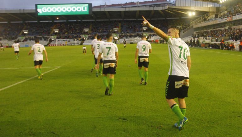 Dani Aquino dedicando uno de los goles que ha marcado a los aficionados del Fondo Norte. Dani Aquino dedicando uno de los goles que ha marcado a los aficionados del Fondo Norte.