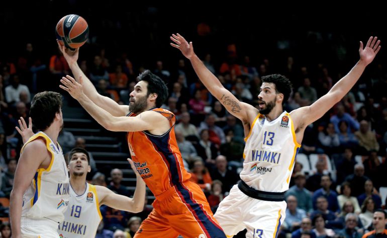 GRAF8221. VALENCIA, 26012018.- El alero del Valencia Basket Fernando San Emeterio (i) elude la defensa del pivot estadounidense del Khimki Anthony Gill, en partido de la Euroliga que se disputa esta noche en el pabellón Fuente de San Luis. EFEJuan Carlos Cárdenas GRAF8221. VALENCIA, 26012018.- El alero del Valencia Basket Fernando San Emeterio (i) elude la defensa del pivot estadounidense del Khimki Anthony Gill, en partido de la Euroliga que se disputa esta noche en el pabellón Fuente de San Luis. EFEJuan Carlos Cárdenas