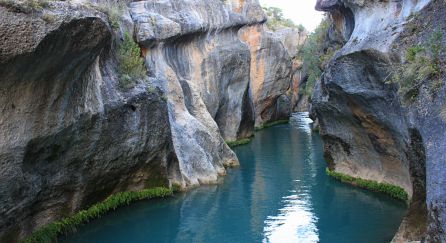 Formas caprichosas en las rocas labradas por el Júcar. Formas caprichosas en las rocas labradas por el Júcar.