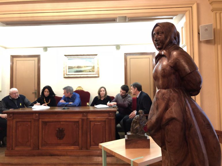 Un moment de la signatura del conveni. En primer terme, una escultura de Soriano Montagut. Un moment de la signatura del conveni. En primer terme, una escultura de Soriano Montagut.