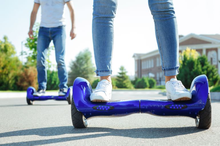Dos usuarios sobre sus hoverboard Dos usuarios sobre sus hoverboard