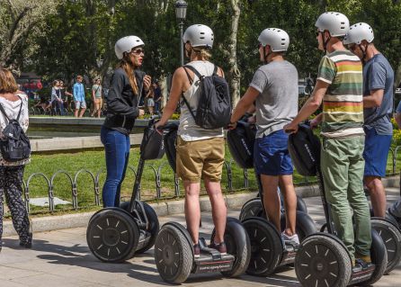 Varios usuarios encima de sus segway Varios usuarios encima de sus segway