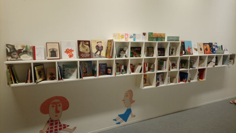 La muestra incluye una biblioteca La muestra incluye una biblioteca