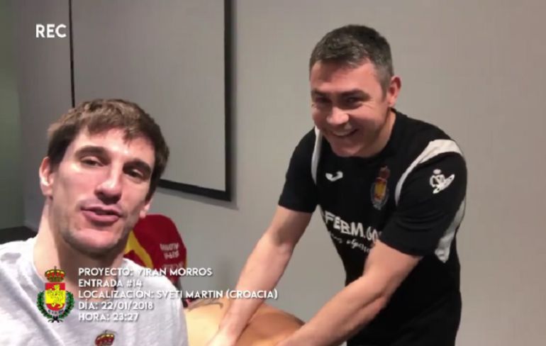 Dani Llorente (d) junto a Viran Morros en un video del jugador español durante una sesión de fisioterapia. Dani Llorente (d) junto a Viran Morros en un video del jugador español durante una sesión de fisioterapia.