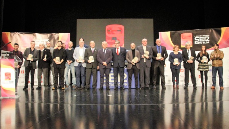 Todos los premiados junto al Gerente del Grupo Radio Elda, Baldomero Giménez Todos los premiados junto al Gerente del Grupo Radio Elda, Baldomero Giménez