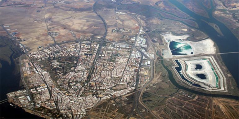Vista aérea de la ciudad de Huelva y las balsas de fosfoyesos en las marismas Vista aérea de la ciudad de Huelva y las balsas de fosfoyesos en las marismas