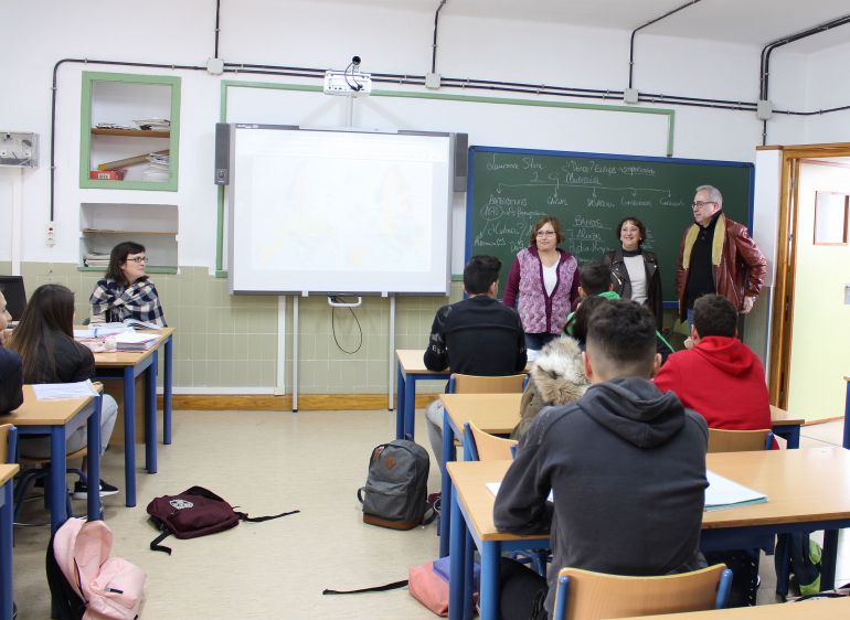 La concejala de educación. Mercedes Sánchez, junto con el de cultura, Francisco Ruiz y la directora del centro visitan una de las clases de alumnos La concejala de educación. Mercedes Sánchez, junto con el de cultura, Francisco Ruiz y la directora del centro visitan una de las clases de alumnos