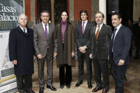 Acompañan a Juan Espadas, Carlos Fitz-James-Stuart y Solís,Cristian de Salinas Milá,Eduardo Ybarra Mencos, Sol Medina Orleans Bragança y Ricardo Gascó Acompañan a Juan Espadas, Carlos Fitz-James-Stuart y Solís,Cristian de Salinas Milá,Eduardo Ybarra Mencos, Sol Medina Orleans Bragança y Ricardo Gascó