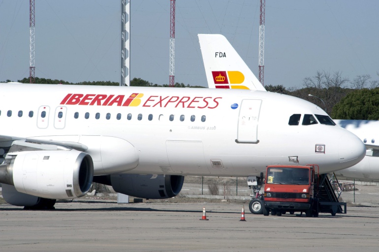 Un Airbus A320 de Iberia Express estacionado. Foto de archivo. Un Airbus A320 de Iberia Express estacionado. Foto de archivo.