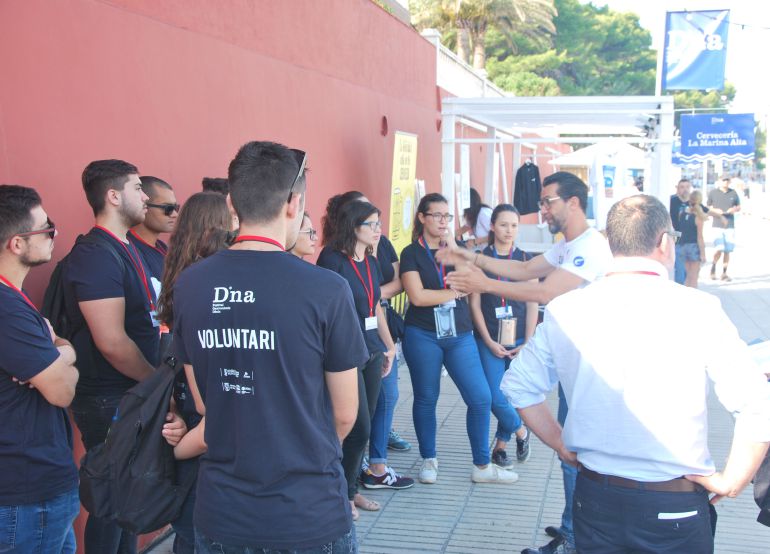 El chef Quique Dacosta hablando con los voluntarios del D*NA Festival Gastronòmic de Dénia, celebrado en la Marineta Cassiana. El chef Quique Dacosta hablando con los voluntarios del D*NA Festival Gastronòmic de Dénia, celebrado en la Marineta Cassiana.