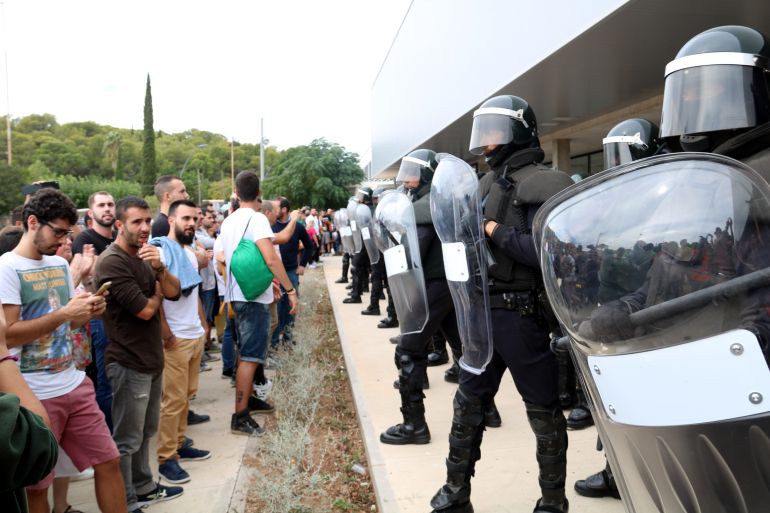 Els antiavalots, davant el pavelló de Roquetes el dia del referèndum. Els antiavalots, davant el pavelló de Roquetes el dia del referèndum.