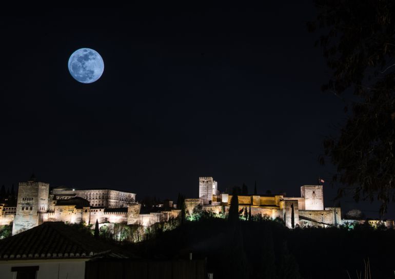 La superluna azul del 30 de enero de 2018 sobre la Alhambra de Granada La superluna azul del 30 de enero de 2018 sobre la Alhambra de Granada