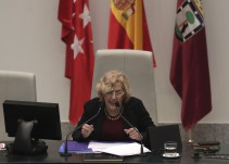 Un “error” de Carmena evita que Dancausa sea reprobada por el Pleno