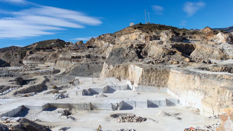 Los narcos alqularon una anve en Macael para sacar un alijo de 4 millones oculto en piedras de granito. Los narcos alqularon una anve en Macael para sacar un alijo de 4 millones oculto en piedras de granito.