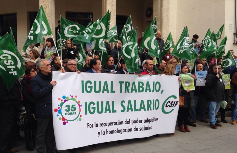 Funcionarios del Estado en la concentración a las puertas de la Subdelegación del Gobierno Funcionarios del Estado en la concentración a las puertas de la Subdelegación del Gobierno
