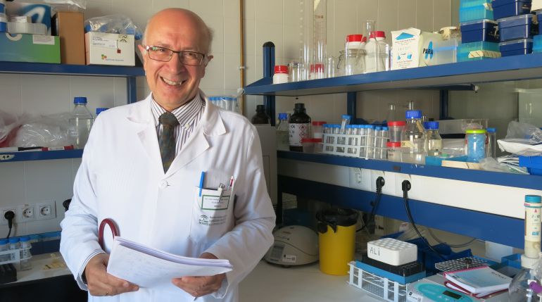 El doctor José Antonio Girón, en los laboratorios de la novena planta del Hospital Puerta del Mar
El doctor José Antonio Girón, en los laboratorios de la novena planta del Hospital Puerta del Mar
