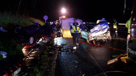El fuerte impacto provocó el vuelco de uno de los vehículos, en el que viajaban los dos fallecidos. El fuerte impacto provocó el vuelco de uno de los vehículos, en el que viajaban los dos fallecidos.