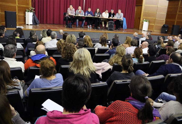 L'assemblea de sindicats de funcionaris va aplegar ahir més de 400 persones a la sala d'actes del comú d'Escaldes durant la qual es va aprovar convocar una vaga general indefinida de tot el sector públic. L'assemblea de sindicats de funcionaris va aplegar ahir més de 400 persones a la sala d'actes del comú d'Escaldes durant la qual es va aprovar convocar una vaga general indefinida de tot el sector públic.