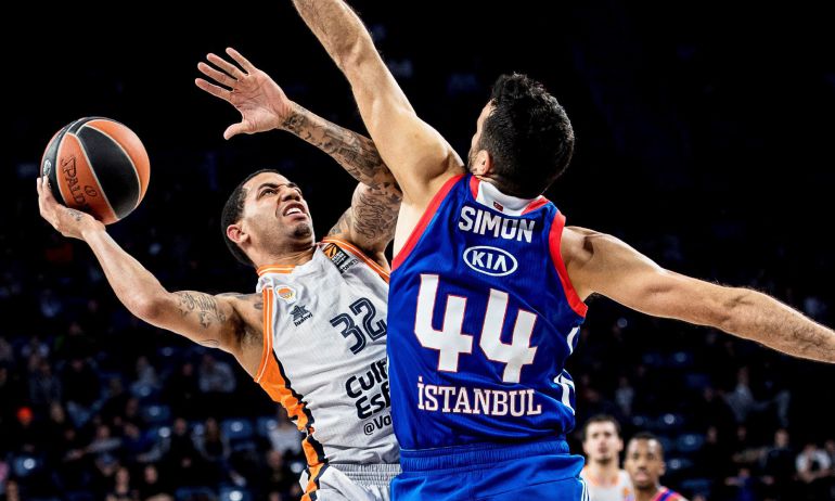 EPA2650. ESTAMBUL (TURQUÍA), 01022018.- El escultura estadounidense Erick Green (i) del Valencia Basket trata de anotar ante el escolta croata Krunoslav Simon del Andalou Efes Estambul (d) durante un encuentro de fase de grupos de Euroliga disputado en Estambul, Turquía, hoy, 1 de febrero de 2018. EFE Sedat Suna EPA2650. ESTAMBUL (TURQUÍA), 01022018.- El escultura estadounidense Erick Green (i) del Valencia Basket trata de anotar ante el escolta croata Krunoslav Simon del Andalou Efes Estambul (d) durante un encuentro de fase de grupos de Euroliga disputado en Estambul, Turquía, hoy, 1 de febrero de 2018. EFE Sedat Suna