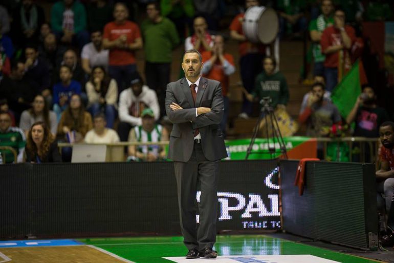 Jota Cuspinera dirigiendo a Tecnyconta en un partido de liga ACB Jota Cuspinera dirigiendo a Tecnyconta en un partido de liga ACB