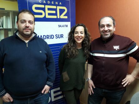 Jessica Álvarez, gerente de Terraza Entrebrasas, junto a Abraham Gálvez y José Holguín (d), de 'Celestine´s single party'. Jessica Álvarez, gerente de Terraza Entrebrasas, junto a Abraham Gálvez y José Holguín (d), de 'Celestine´s single party'.