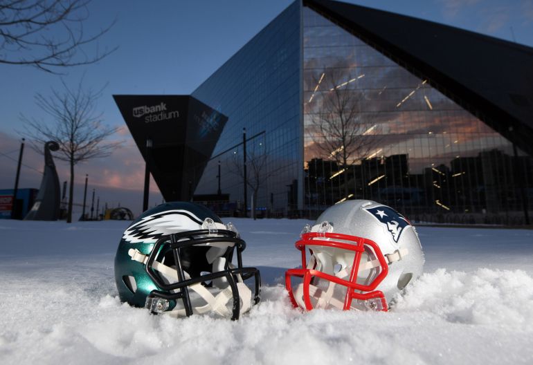 Cascos de los Eagles y de los Patriots frente al estadio de Mineápolis en el que se jugará la final de la NFL Cascos de los Eagles y de los Patriots frente al estadio de Mineápolis en el que se jugará la final de la NFL