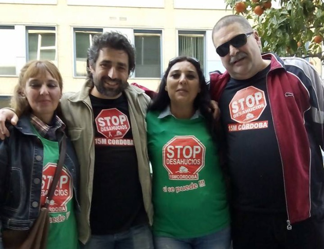 Foto de grupo con Stop Desahucios. Foto de grupo con Stop Desahucios.