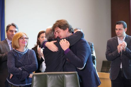 Ayala abraza a Manuel Robles después de que éste último anunciara su marcha. Ayala abraza a Manuel Robles después de que éste último anunciara su marcha.