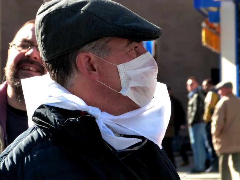 Un hombre durante la manifestación con una mascarilla en la cara. Un hombre durante la manifestación con una mascarilla en la cara.