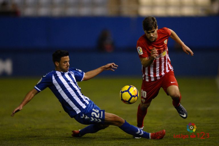 Javi Muñoz lucha por el balón ante Pozo. Javi Muñoz lucha por el balón ante Pozo.