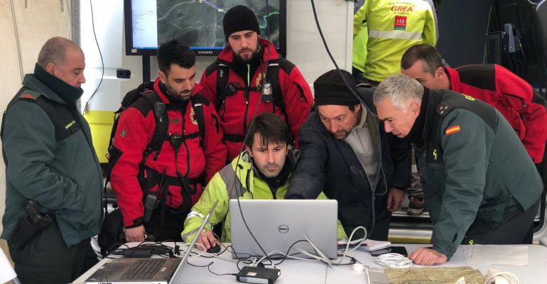 Miembros del Grupo de Emergencias de Andalucía junto a guardias civiles en el puesto de mando que se ha instalado para buscar al hombre desaparecido. Miembros del Grupo de Emergencias de Andalucía junto a guardias civiles en el puesto de mando que se ha instalado para buscar al hombre desaparecido.