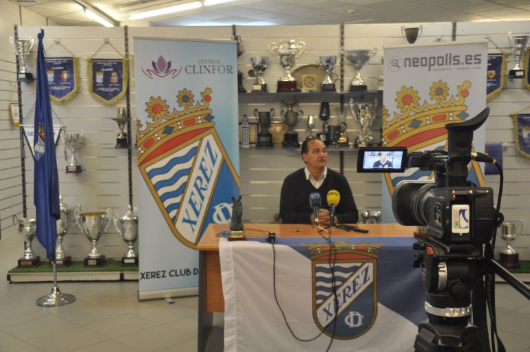 Vicente Vargas durante su última rueda de prensa como entrenador azulino Vicente Vargas durante su última rueda de prensa como entrenador azulino