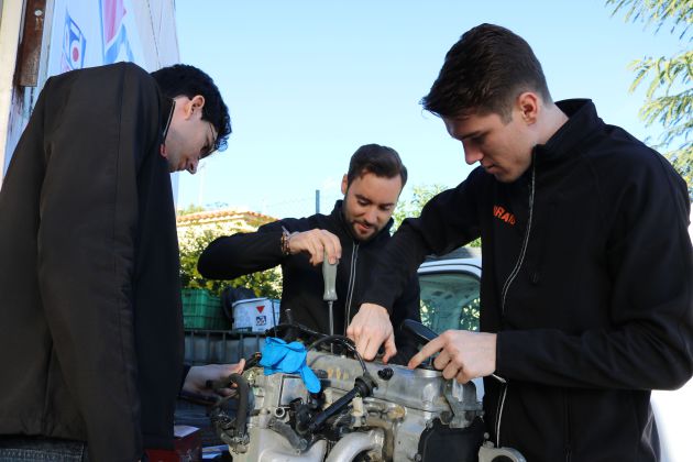 Estudiantes del Sabinar Raid UMH preparando el motor de un vehículo Estudiantes del Sabinar Raid UMH preparando el motor de un vehículo